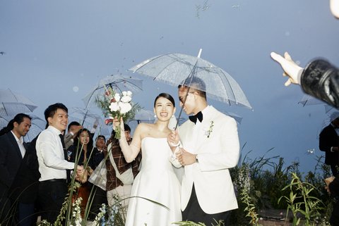 Getting married in the rain? Here're some tips to make the most of it — photo 25