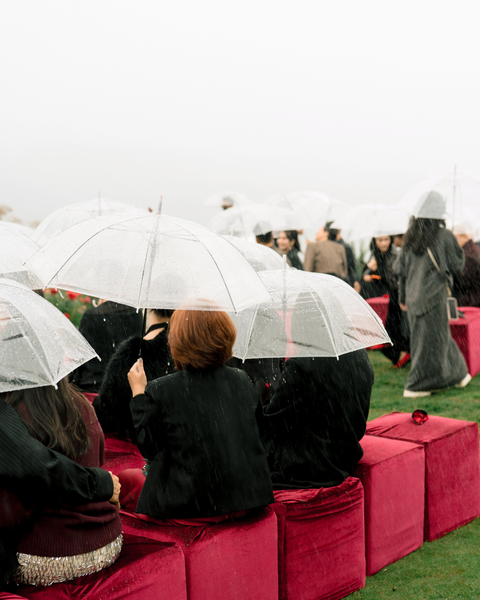 Getting married in the rain? Here're some tips to make the most of it — photo 26
