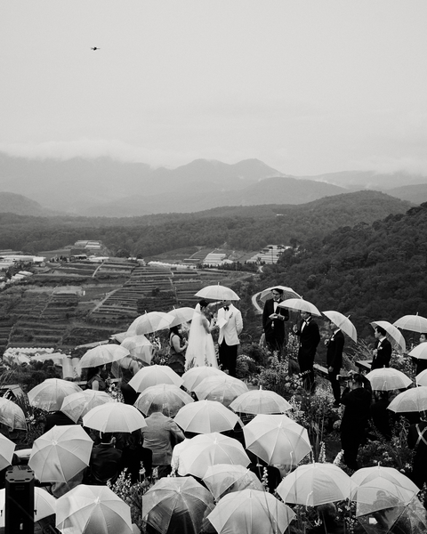 Getting married in the rain? Here're some tips to make the most of it — photo 24