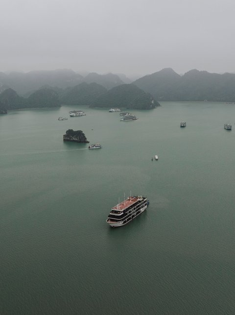 Uyên & Quân wedding at La Regina Cruise Ha Long in Quảng Ninh — photo 2
