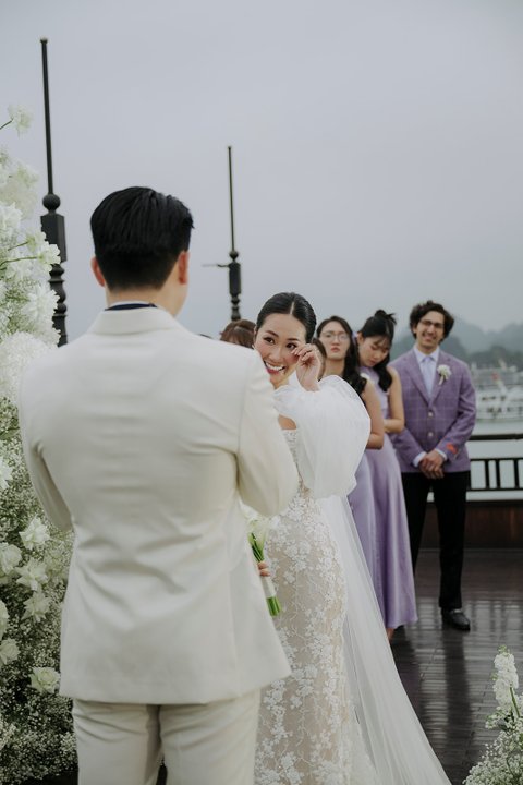 Uyên & Quân wedding at La Regina Cruise Ha Long in Quảng Ninh — photo 14