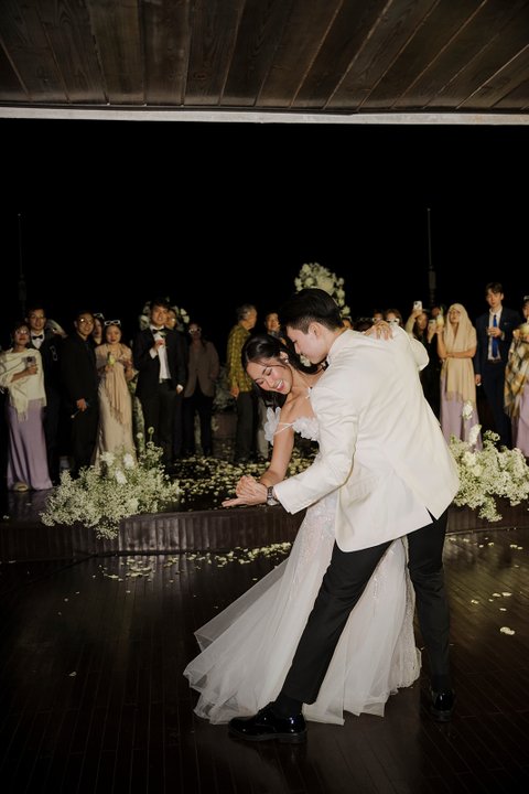 Uyên & Quân wedding at La Regina Cruise Ha Long in Quảng Ninh — photo 44