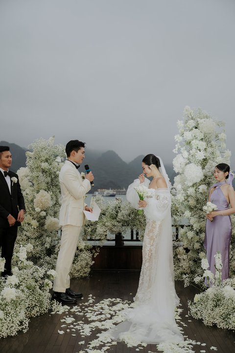 Uyên & Quân wedding at La Regina Cruise Ha Long in Quảng Ninh — photo 12