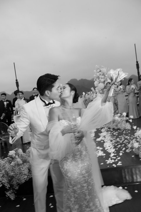 Uyên & Quân wedding at La Regina Cruise Ha Long in Quảng Ninh — photo 18