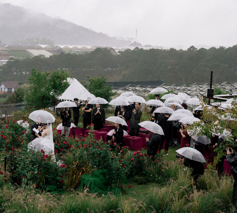 Getting married in the rain? Here're some tips to make the most of it